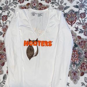 Hooters white Long sleeve V-neck size M